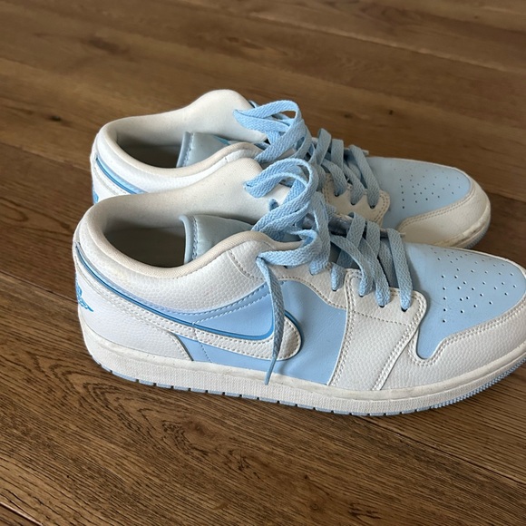 Nike Air Jordan Low in Light Blue and White - Picture 3 of 4